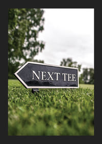 Cartello fotografico sul campo da golf con il testo Next Tee-5