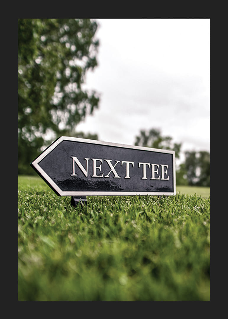 Cartello fotografico sul campo da golf con il testo Next Tee-12