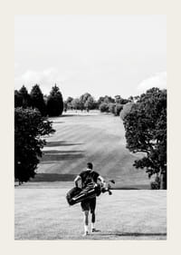 Golfer mit Tasche gegen Fairway in schwarz-weißer Landschaft-3