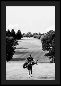 Golfer mit Tasche gegen Fairway in schwarz-weißer Landschaft-4