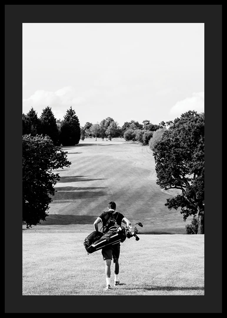 Golfer mit Tasche gegen Fairway in schwarz-weißer Landschaft-12