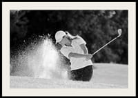 Sort-hvid nærbillede af golfspiller i bunkerslag, sandet ryger-2