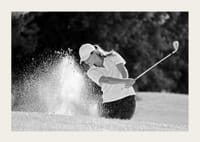 Sort-hvid nærbillede af golfspiller i bunkerslag, sandet ryger-3