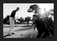 Svart-hvitt-bilde av golfbag i fokus, uskarp golfspiller bak-5