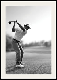 Svart og hvit golfspiller i kø med driver på fairway-2