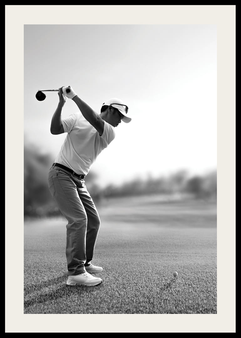 Svart og hvit golfspiller i kø med driver på fairway-12