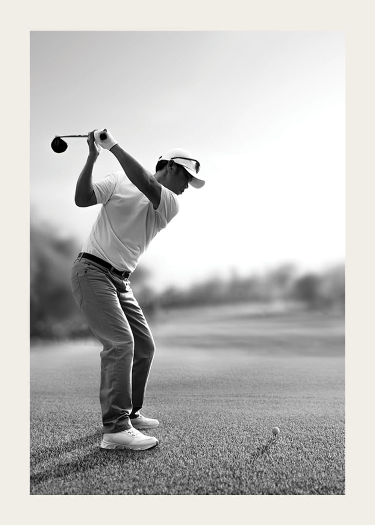 Svart og hvit golfspiller i kø med driver på fairway-12