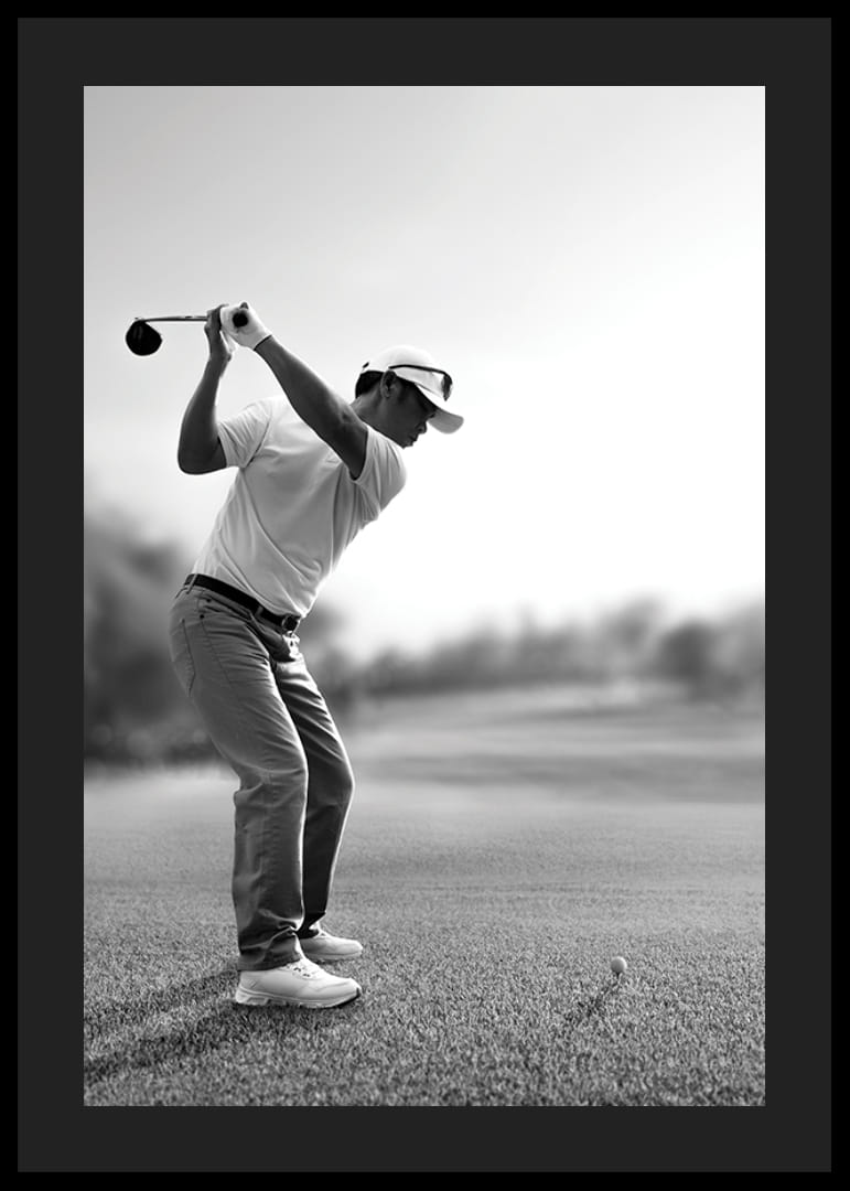 Svart og hvit golfspiller i kø med driver på fairway-12