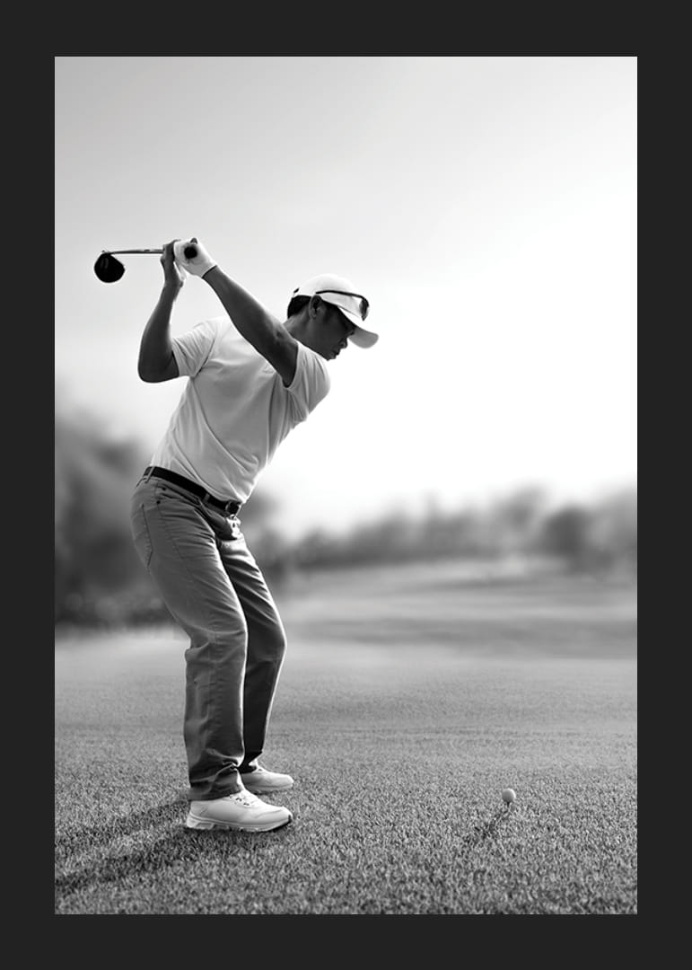 Svart og hvit golfspiller i kø med driver på fairway-12