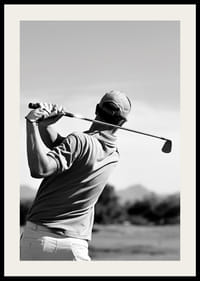 Fekete-fehér golfozó lendületes klubbal a fényes égbolt ellen-2