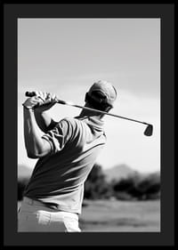 Fekete-fehér golfozó lendületes klubbal a fényes égbolt ellen-4