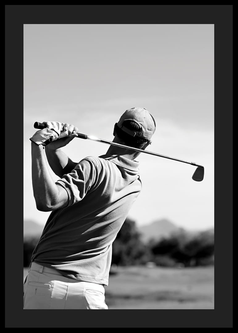 Fekete-fehér golfozó lendületes klubbal a fényes égbolt ellen-12