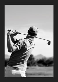 Fekete-fehér golfozó lendületes klubbal a fényes égbolt ellen-5