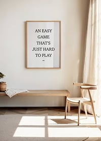 Svart engelskt citat i versaler på vit bakgrund, minimalistisk-8