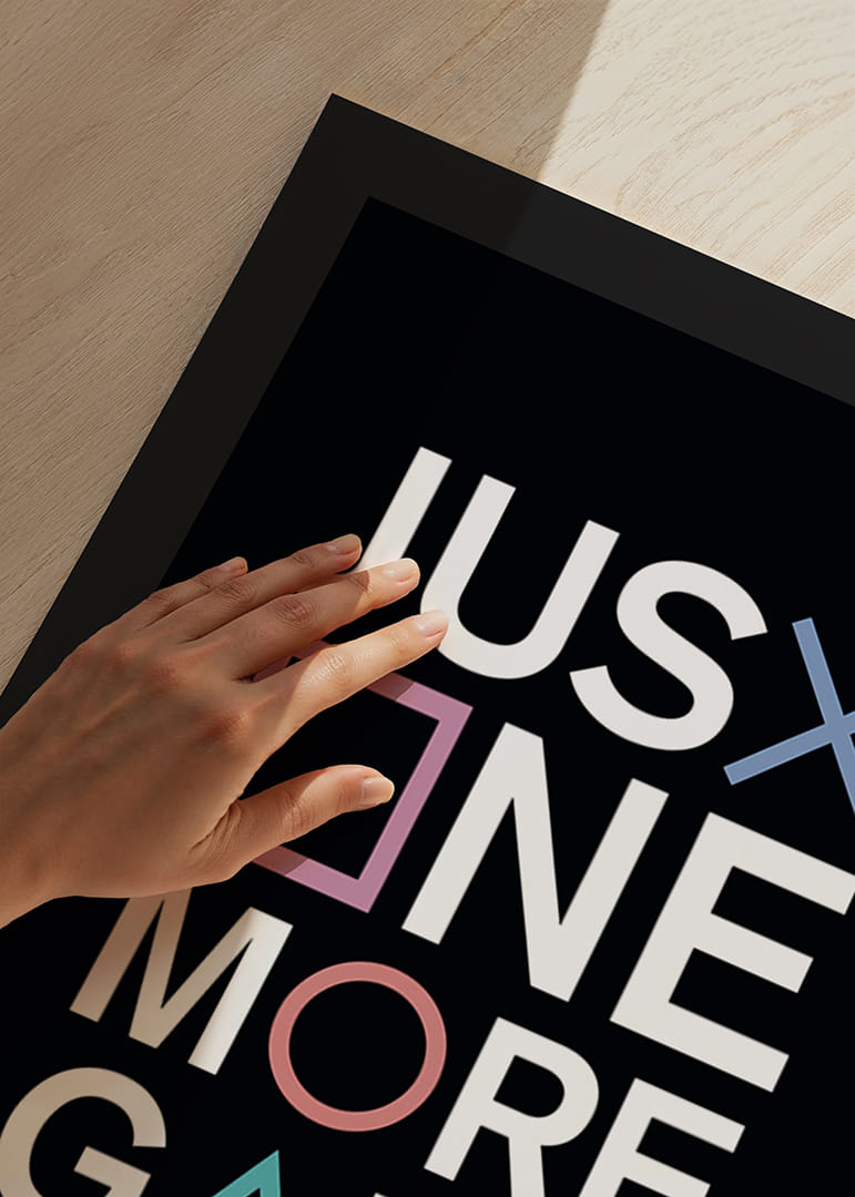 Graafinen teksti ja värilliset Playstation-symbolit mustalla pohjalla-12