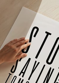 Grafiskt textmotiv i svart med tyngdlyftare på vit bakgrund-3