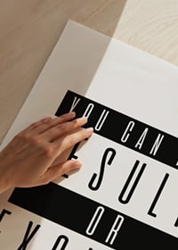 Grafisk textmotiv med svartvita bokstäver och block-3