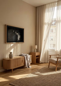 Gros plan noir et blanc d'un homme faisant de l'exercice avec une kettlebell contre un mur en béton brut-8