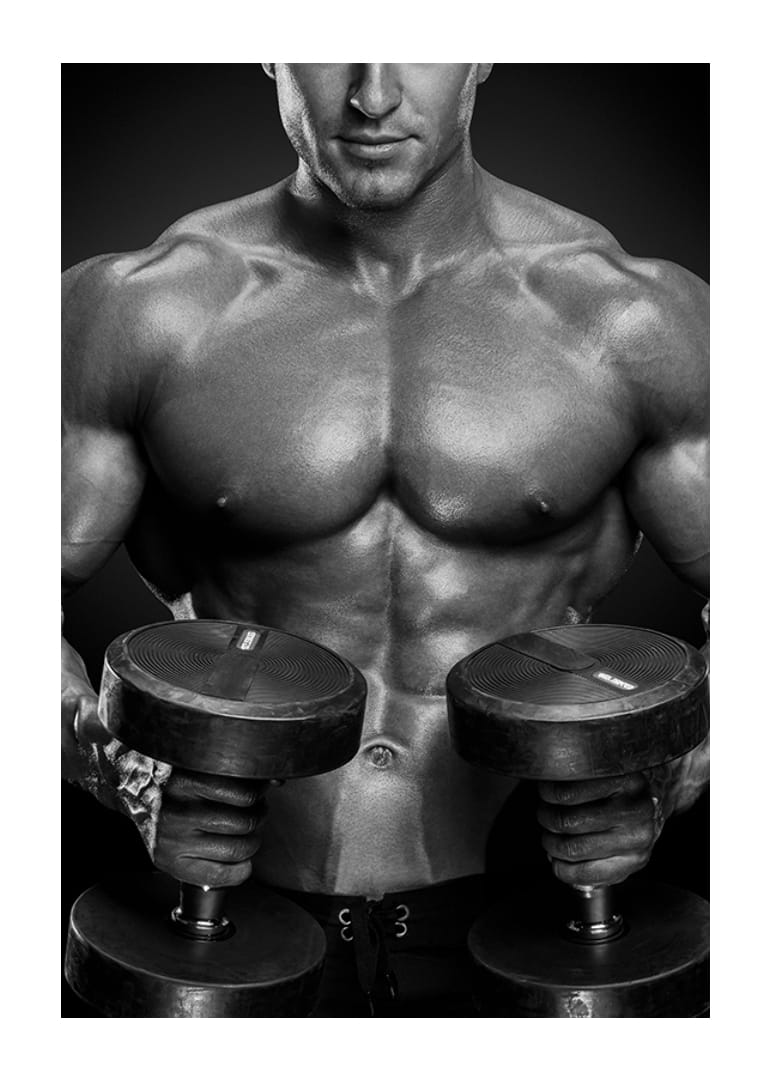 Gros plan noir et blanc d'un homme en forme avec deux haltères-12