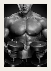 Gros plan noir et blanc d'un homme en forme avec deux haltères-5