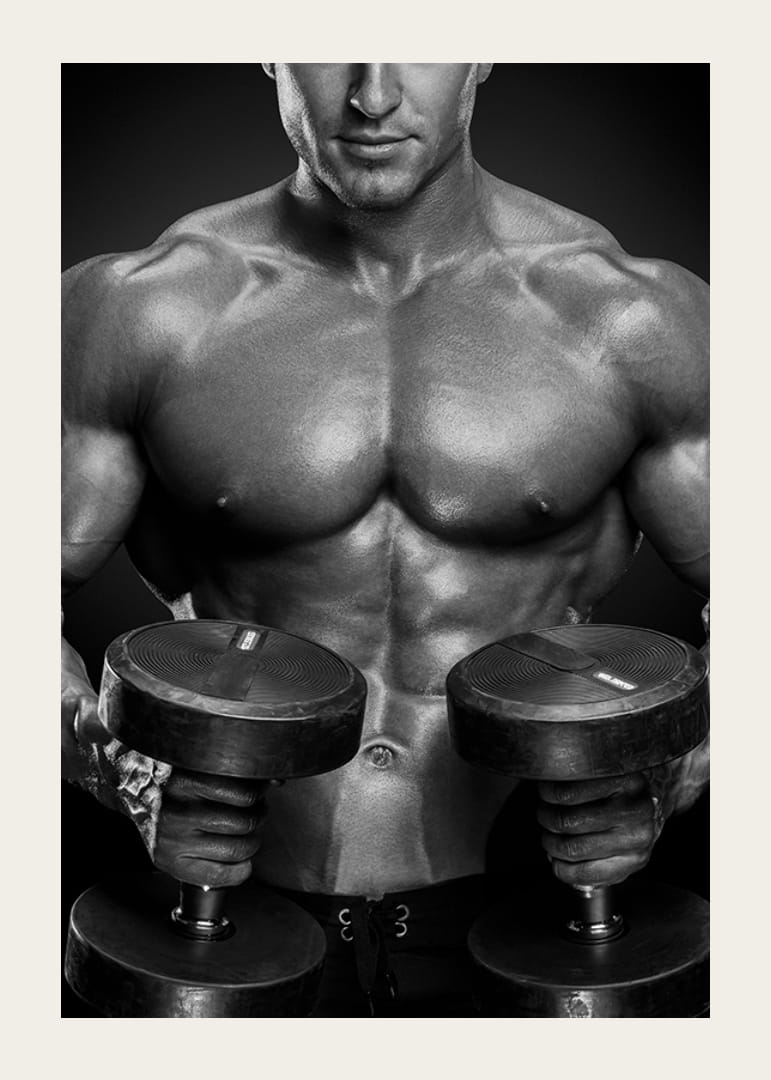 Gros plan noir et blanc d'un homme en forme avec deux haltères-12