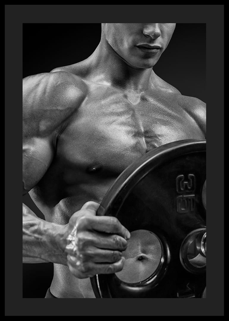 Primo piano in bianco e nero di un uomo muscoloso che solleva un disco di peso-12