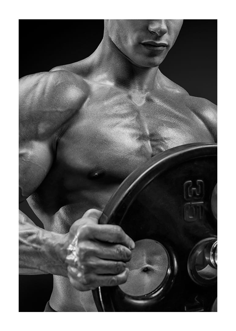 Primo piano in bianco e nero di un uomo muscoloso che solleva un disco di peso-12