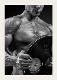 Primo piano in bianco e nero di un uomo muscoloso che solleva un disco di peso-5