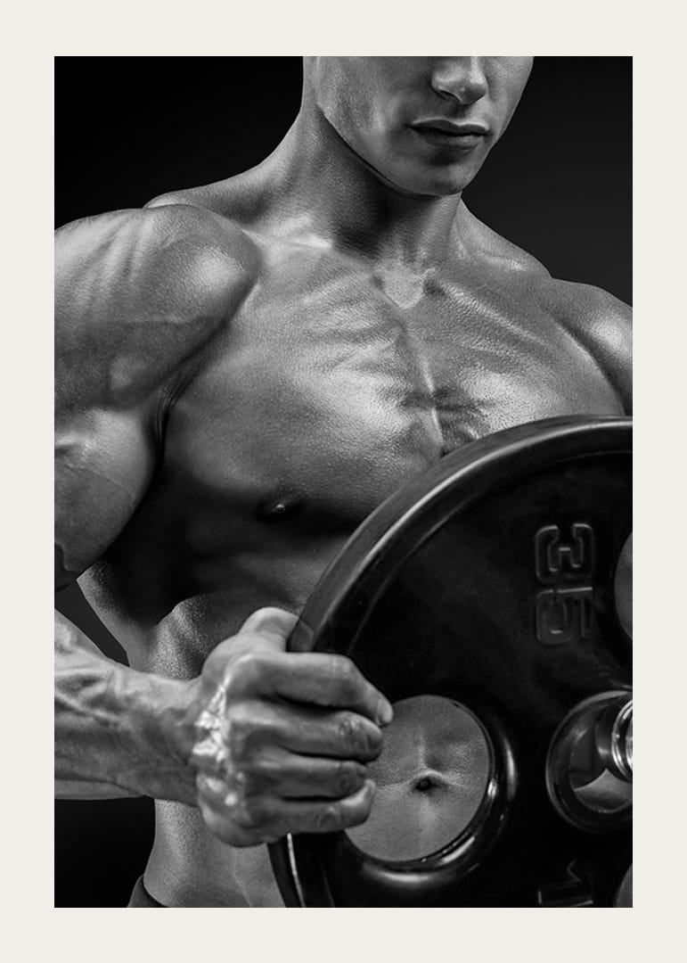 Primo piano in bianco e nero di un uomo muscoloso che solleva un disco di peso-12