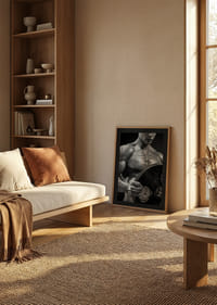 Primo piano in bianco e nero di un uomo muscoloso che solleva un disco di peso-8