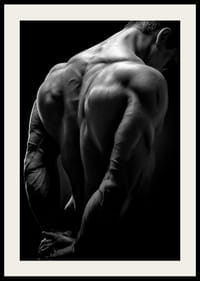 Prim-plan alb-negru al spatelui și brațelor unui bărbat musculos-4