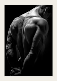 Prim-plan alb-negru al spatelui și brațelor unui bărbat musculos-5