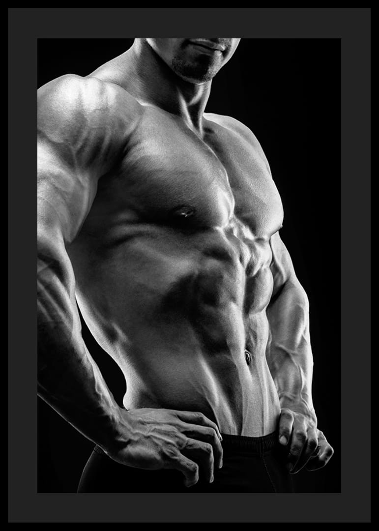 Primer plano en blanco y negro de un torso masculino musculoso de perfil-12