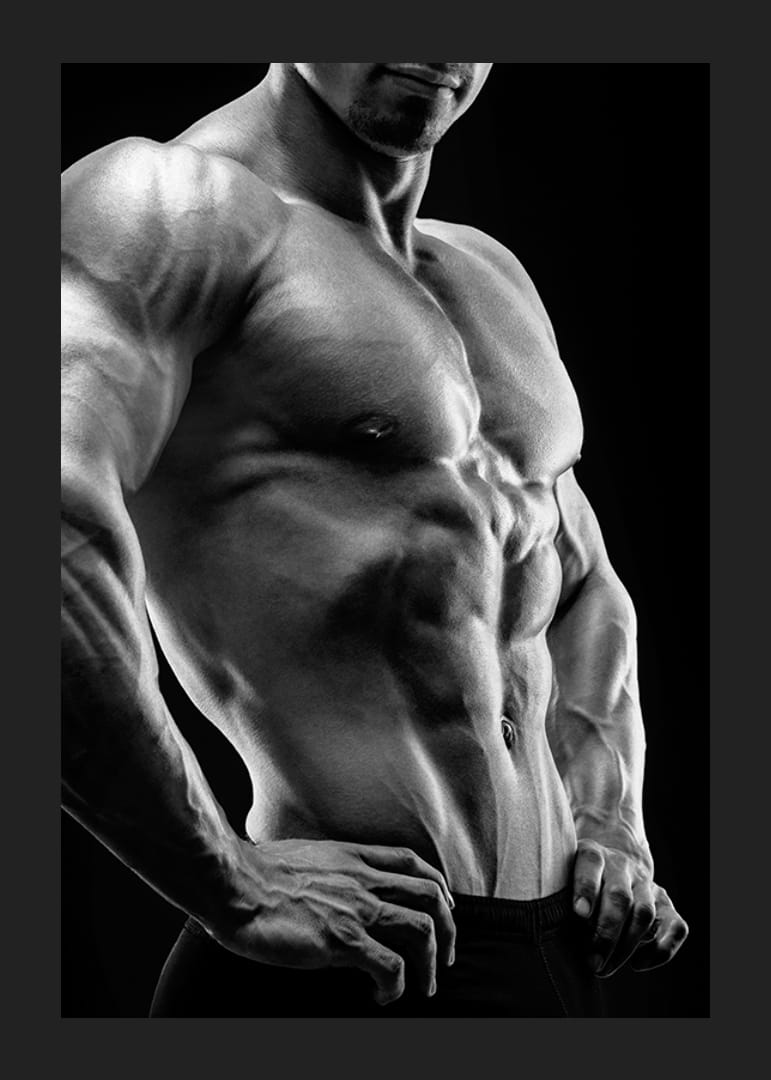 Primer plano en blanco y negro de un torso masculino musculoso de perfil-12