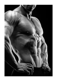 Primer plano en blanco y negro de un torso masculino musculoso de perfil-3