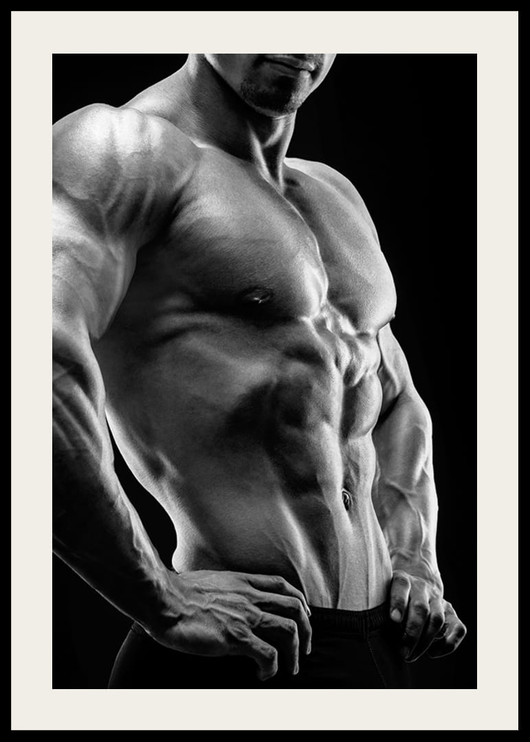 Primer plano en blanco y negro de un torso masculino musculoso de perfil-12