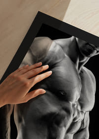 Primer plano en blanco y negro de un torso masculino musculoso de perfil-9