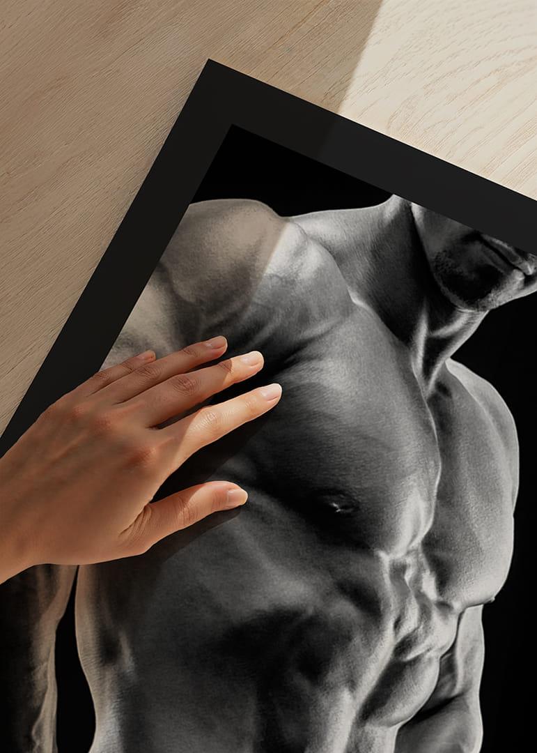 Primer plano en blanco y negro de un torso masculino musculoso de perfil-12