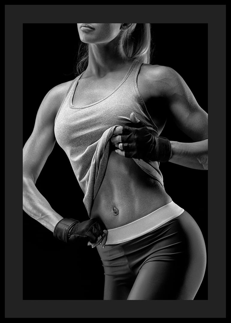 Svart-hvitt-nærbilde av atletisk kvinne i sports-BH-12