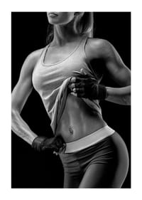 Svart-hvitt-nærbilde av atletisk kvinne i sports-BH-3