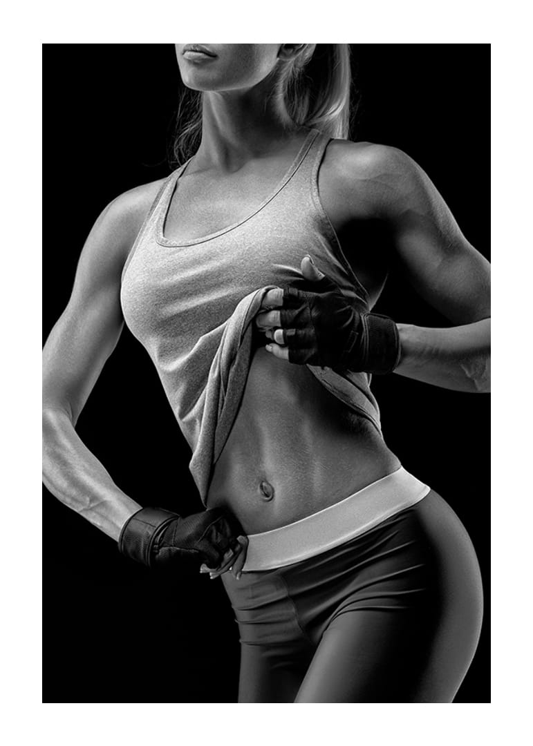 Svart-hvitt-nærbilde av atletisk kvinne i sports-BH-12