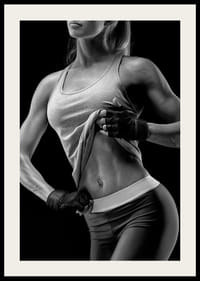 Svart-hvitt-nærbilde av atletisk kvinne i sports-BH-4