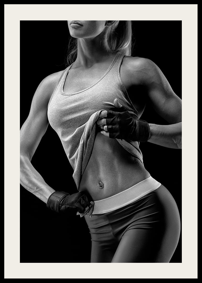 Svart-hvitt-nærbilde av atletisk kvinne i sports-BH-12