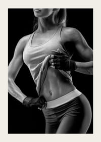 Svart-hvitt-nærbilde av atletisk kvinne i sports-BH-5