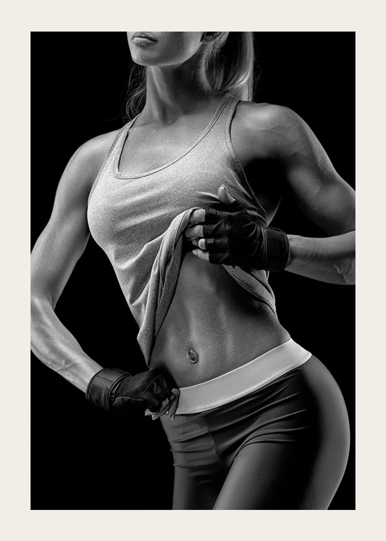 Svart-hvitt-nærbilde av atletisk kvinne i sports-BH-12