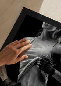 Svart-hvitt-nærbilde av atletisk kvinne i sports-BH-9