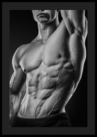 Fekete-fehér közeli kép egy férfi izmos felsőtestéről-0