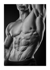 Fekete-fehér közeli kép egy férfi izmos felsőtestéről-3