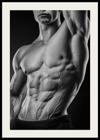 Fekete-fehér közeli kép egy férfi izmos felsőtestéről-4