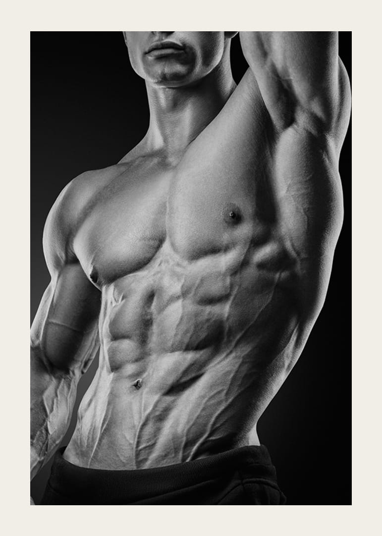 Fekete-fehér közeli kép egy férfi izmos felsőtestéről-12